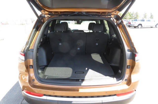 New 2026 Jeep Grand Cherokee Limited w/ Trailer Tow Package AWD/4WD image 10