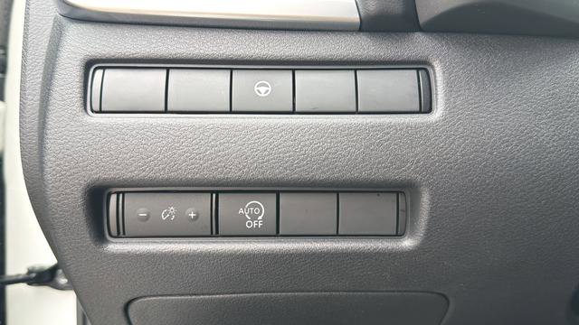 Used 2023 Nissan Rogue SV image 9