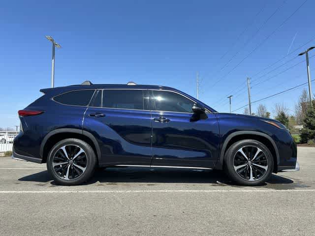 Used 2022 Toyota Highlander XSE AWD/4WD image 3