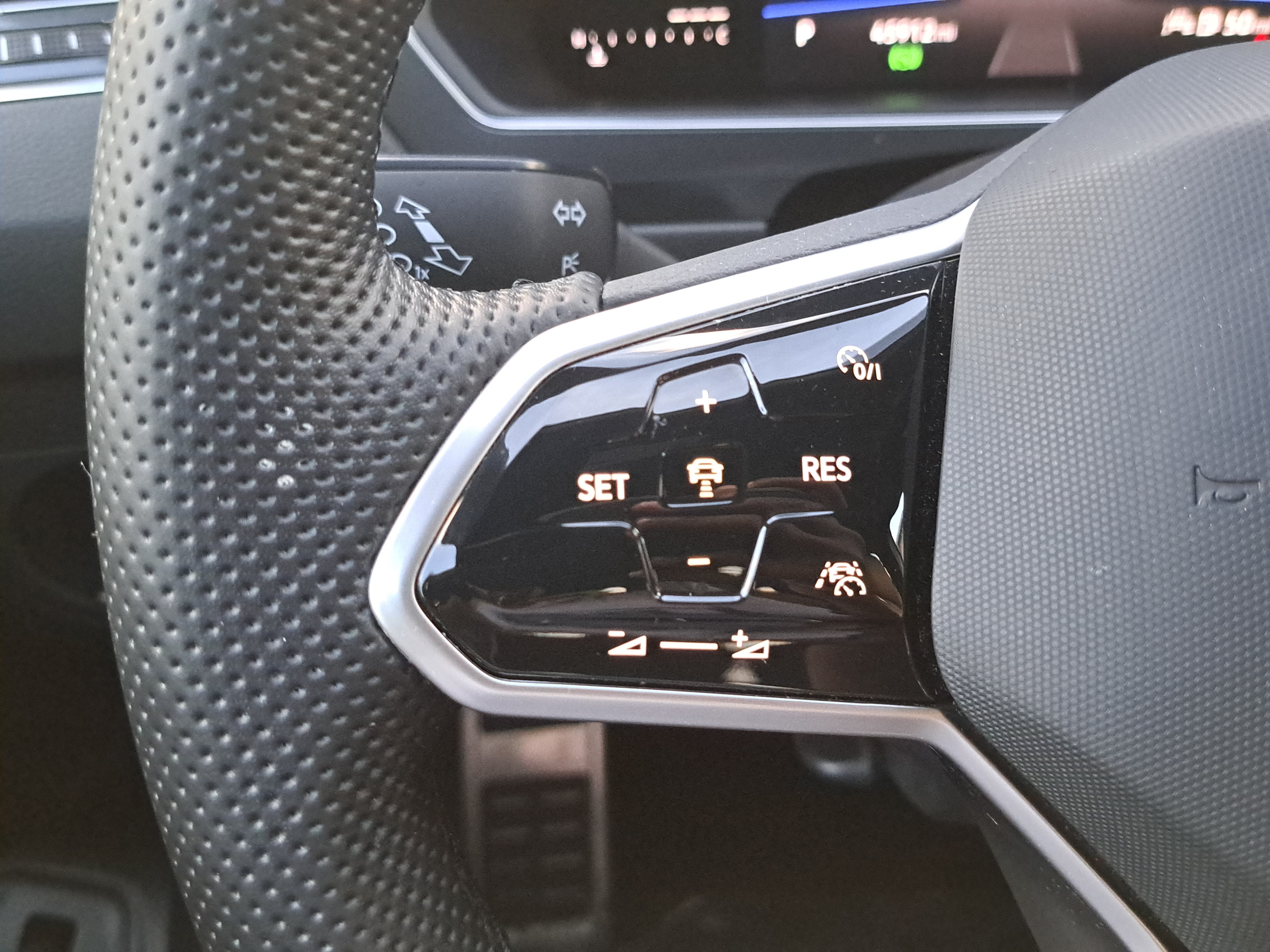 Certified 2022 Volkswagen Tiguan SE R-Line AWD/4WD image 18
