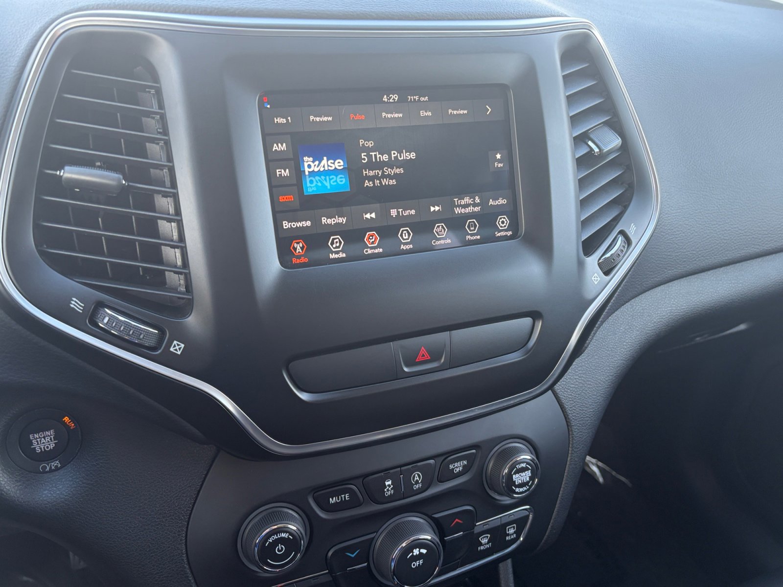 Used 2019 Jeep Cherokee Latitude Plus w/ Cold Weather Group image 24