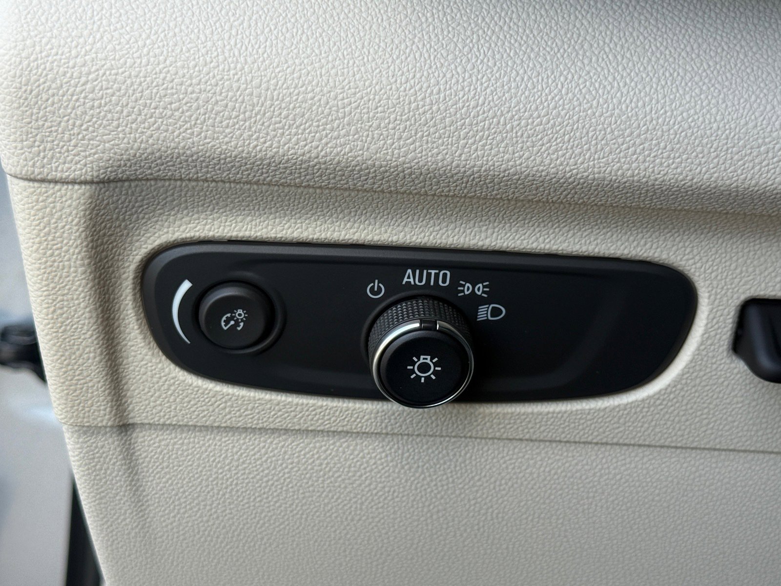 Used 2022 Buick Envision Avenir w/ Technology Package II FWD image 22