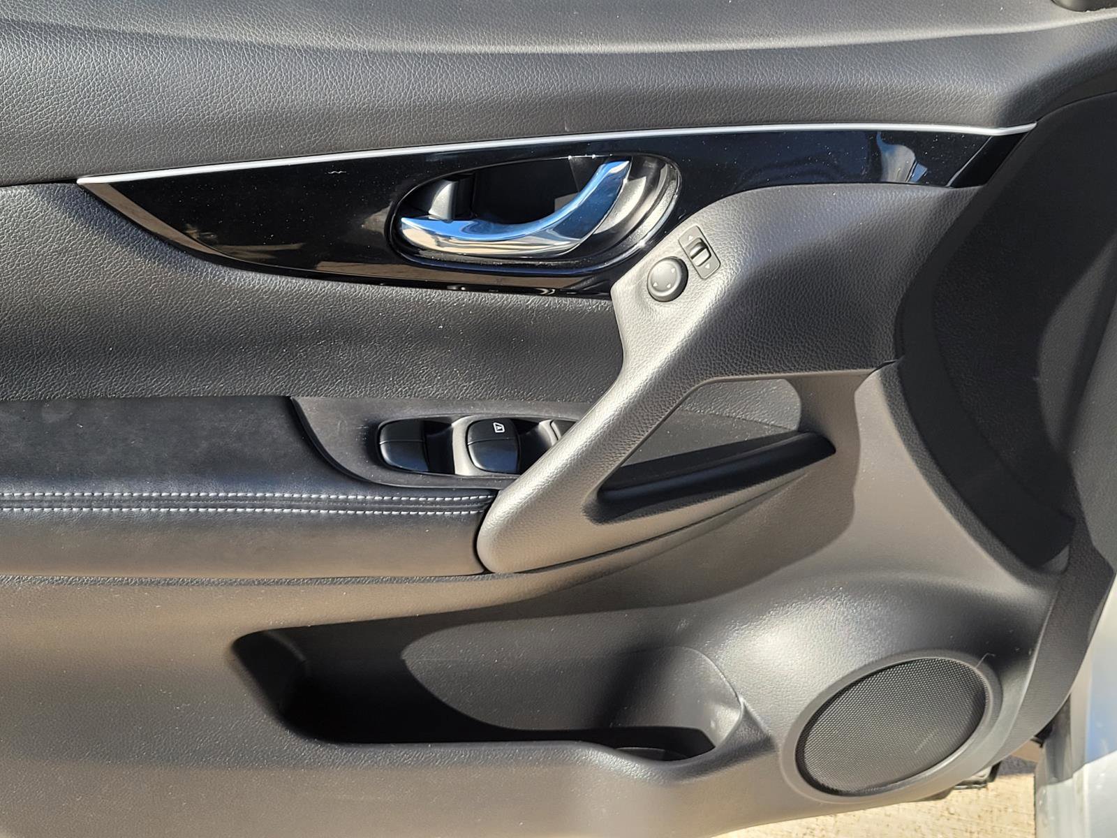 Used 2017 Nissan Rogue Sport SL w/ SL Premium Package image 4