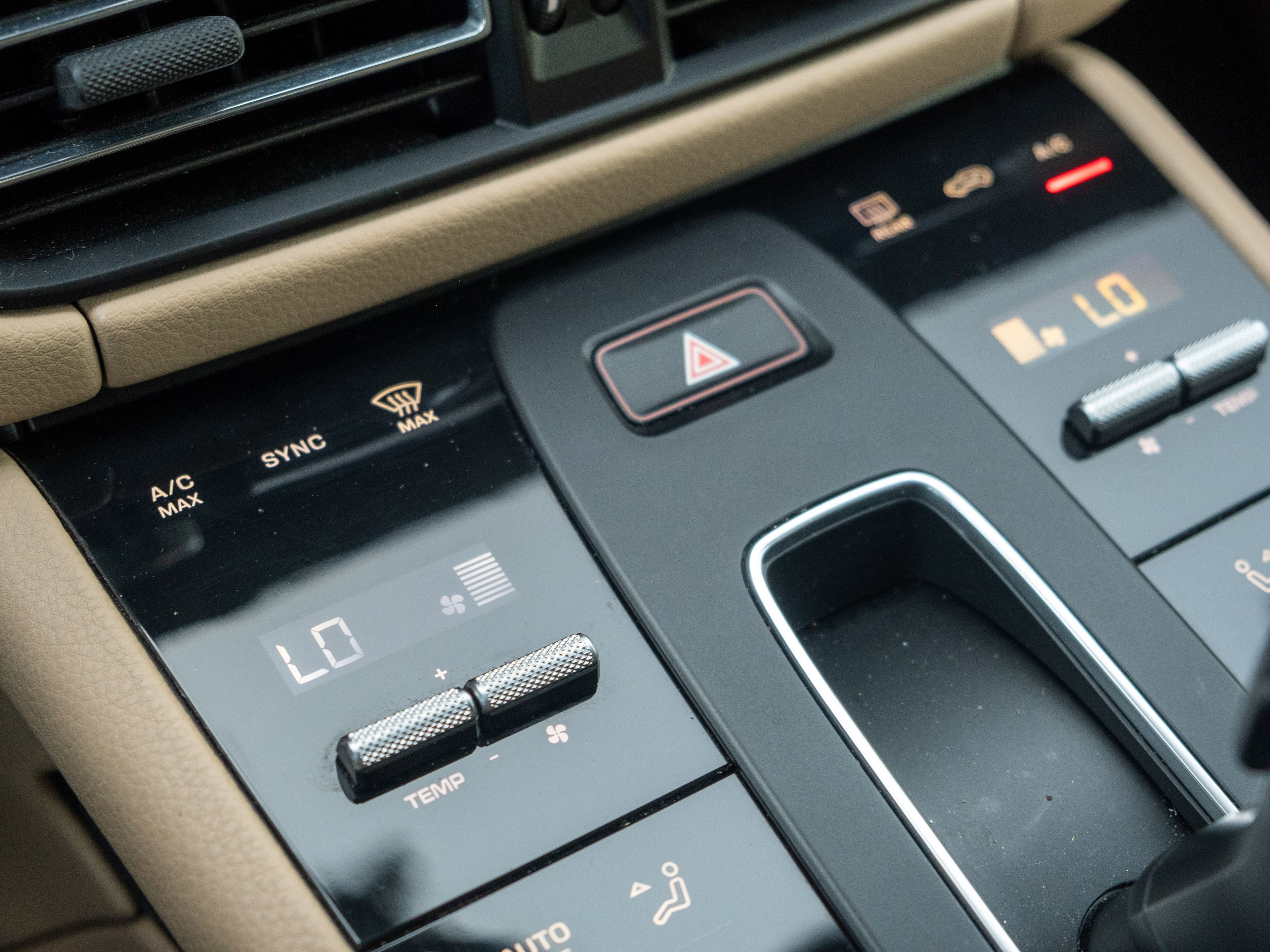 Certified 2022 Porsche Macan AWD/4WD image 33