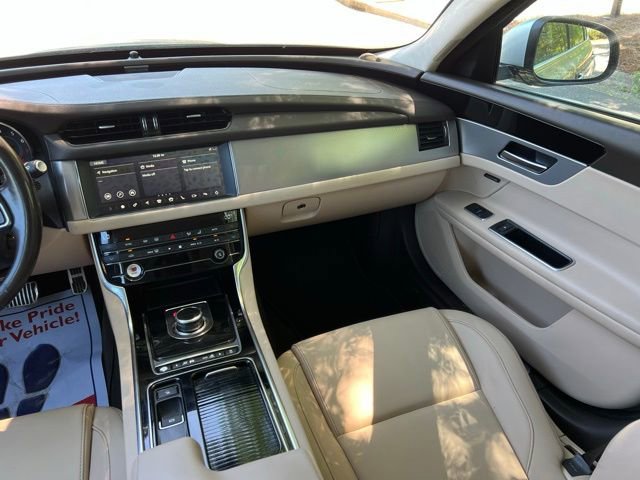 Used 2019 Jaguar XF Premium RWD image 29