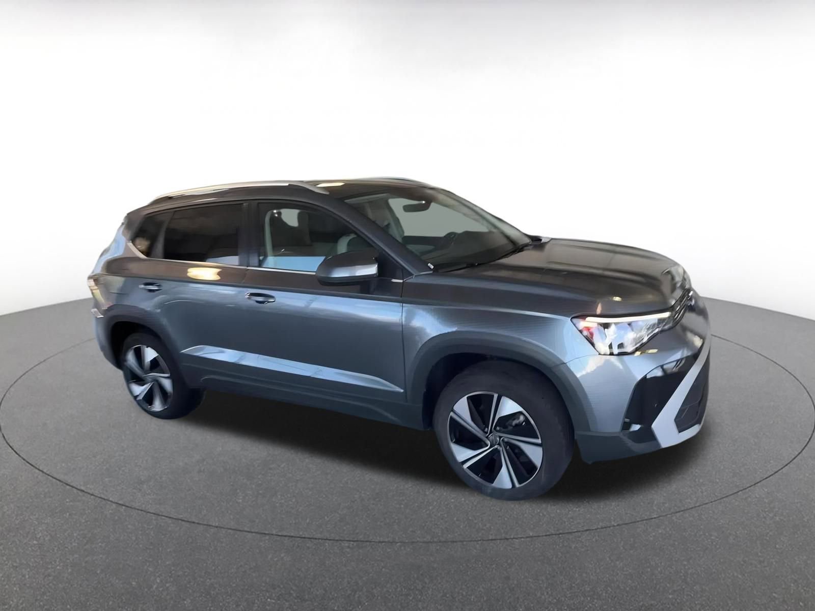 Used 2025 Volkswagen Taos SE image 2