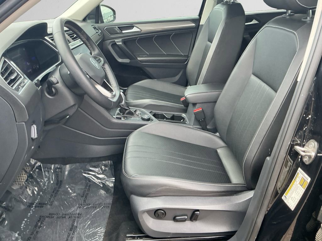 Used 2023 Volkswagen Tiguan SE w/ Panoramic Sunroof Package image 9