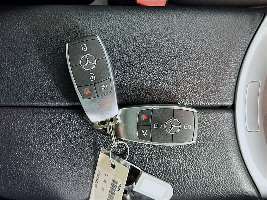 Used 2021 Mercedes-Benz GLC 300 4MATIC w/ Premium Package image 35