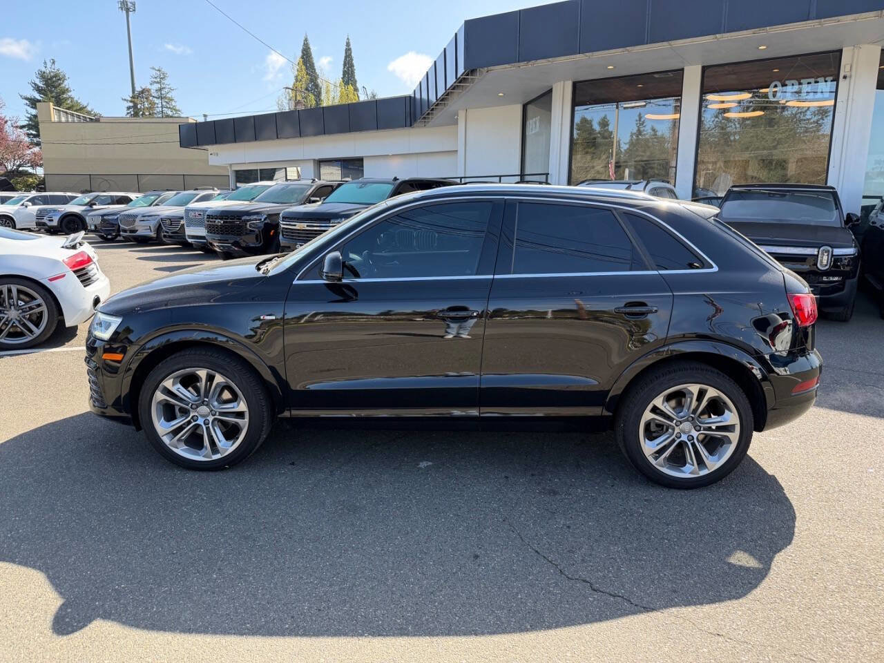 Used 2018 Audi Q3 2.0T Premium Plus w/ Premium Plus Package AWD/4WD image 2
