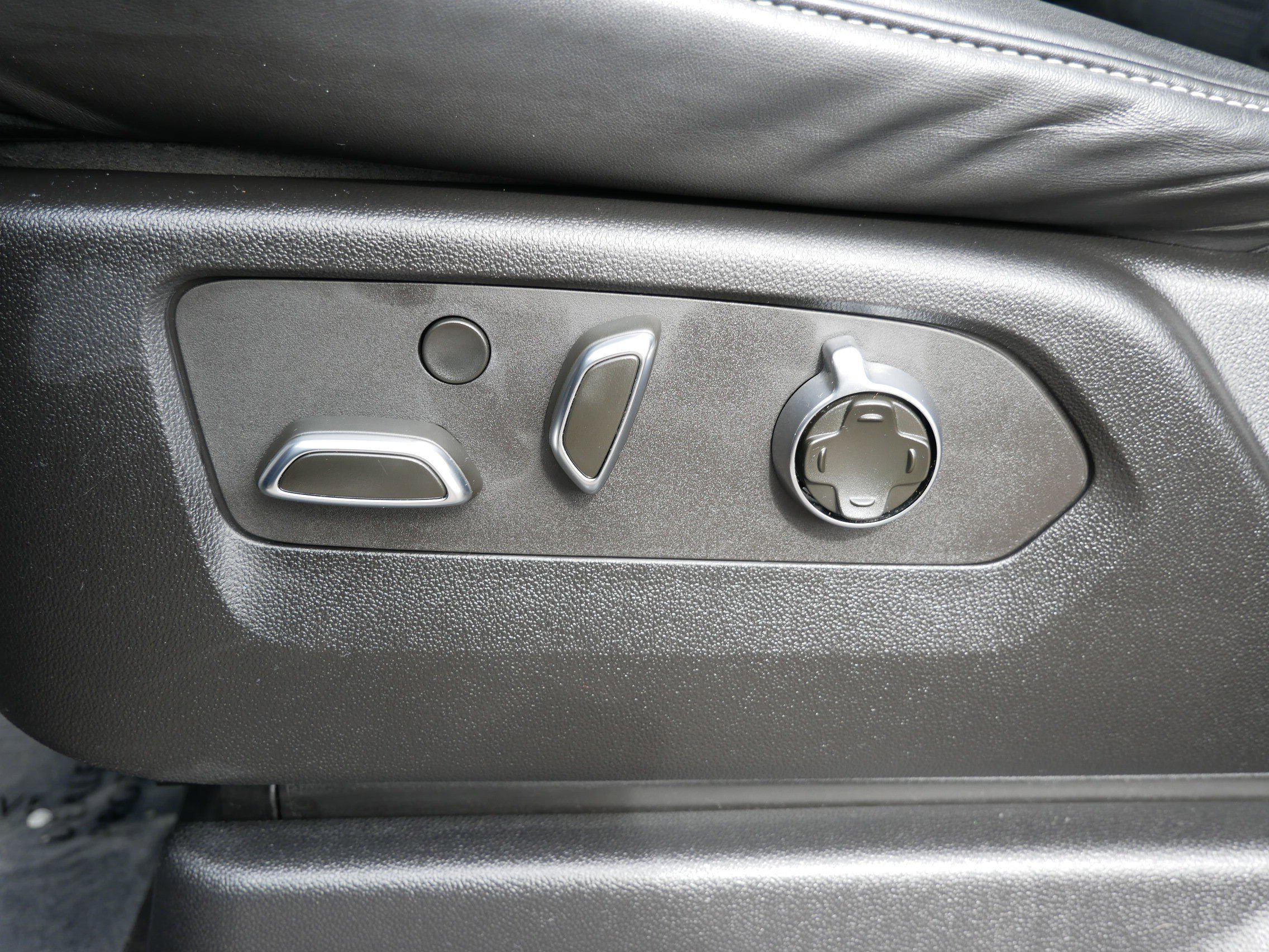 Certified 2022 Cadillac Escalade Sport Platinum w/ LPO, ONYX Package image 7