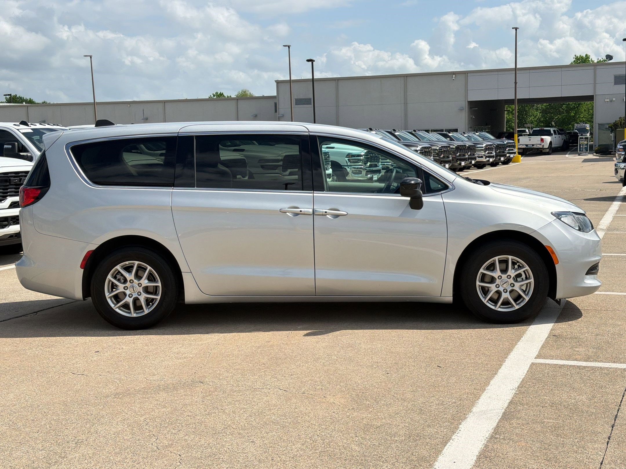 Used 2024 Chrysler Voyager LX image 8