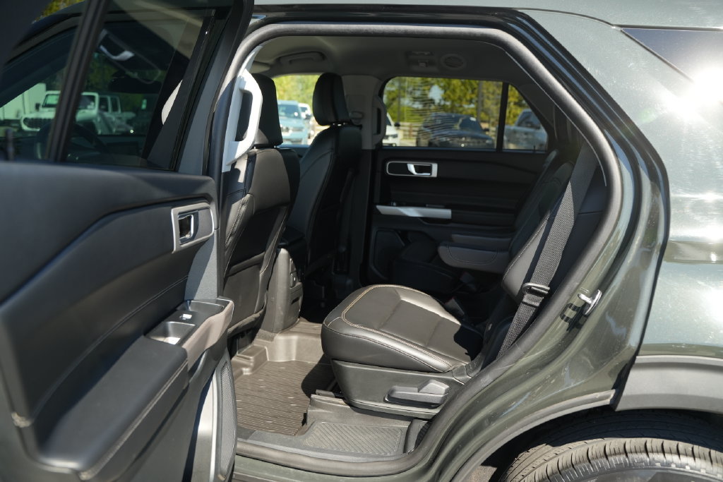 Used 2024 Ford Explorer XLT w/ Equipment Group 202A AWD/4WD image 16