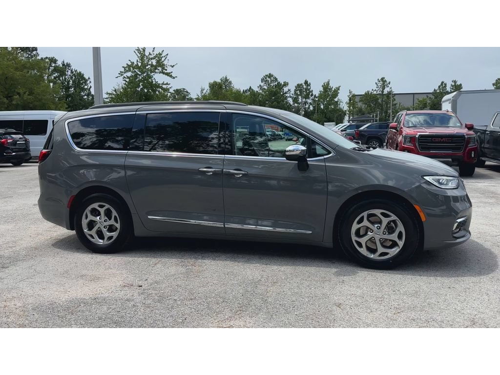 Used 2023 Chrysler Pacifica Limited FWD image 2
