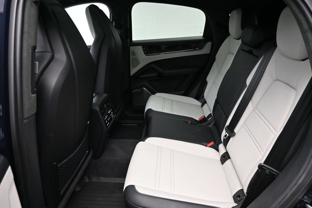 Certified 2025 Porsche Cayenne Turbo AWD/4WD image 7