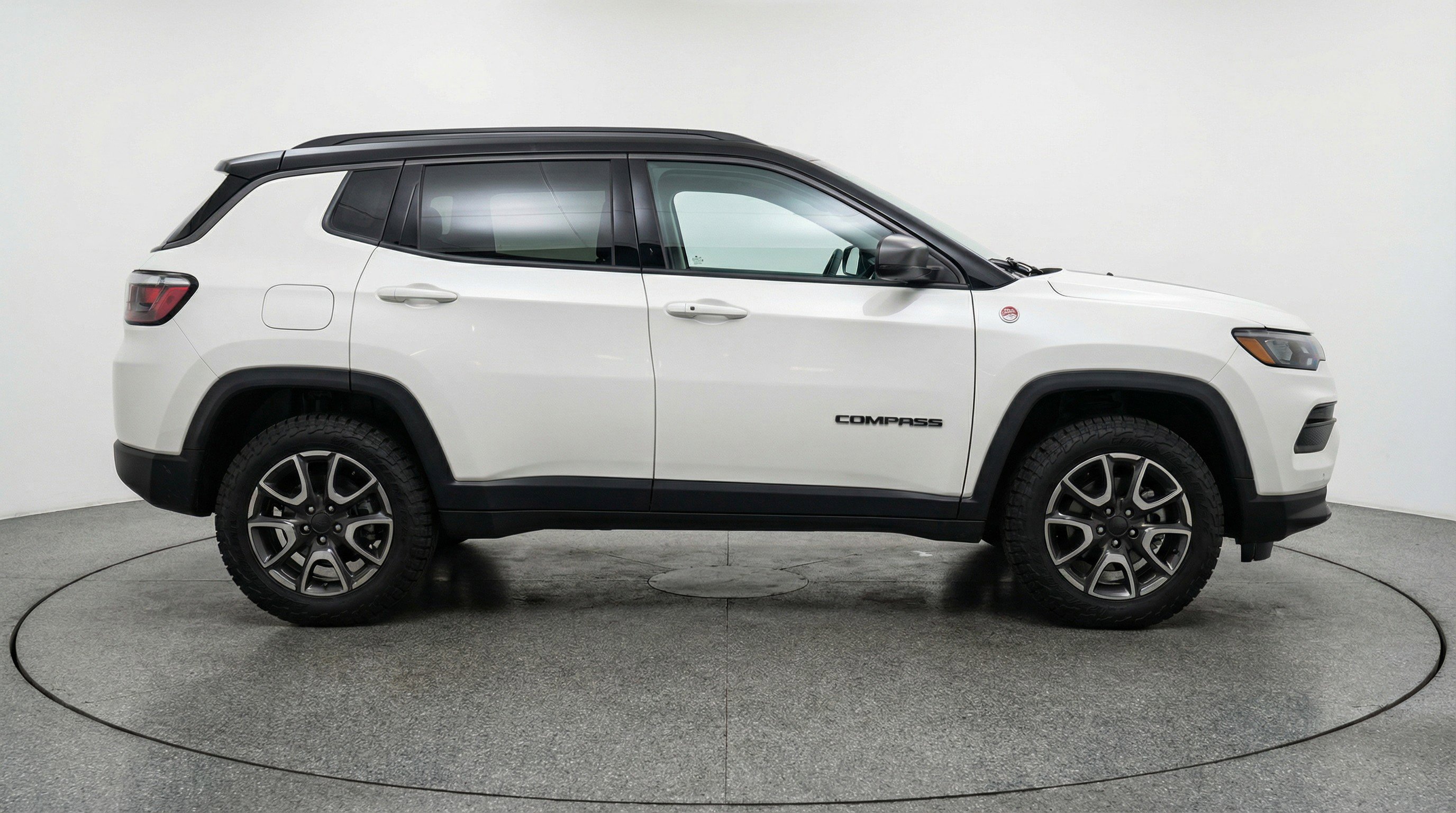 Used 2025 Jeep Compass Trailhawk image 11