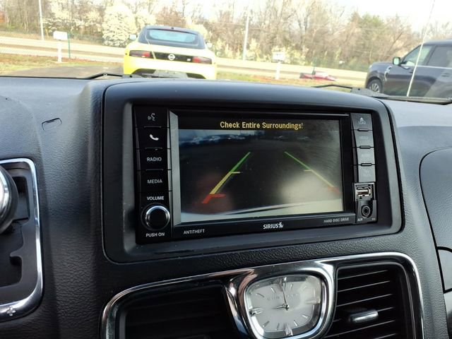 Used 2015 Chrysler Town & Country Touring image 14