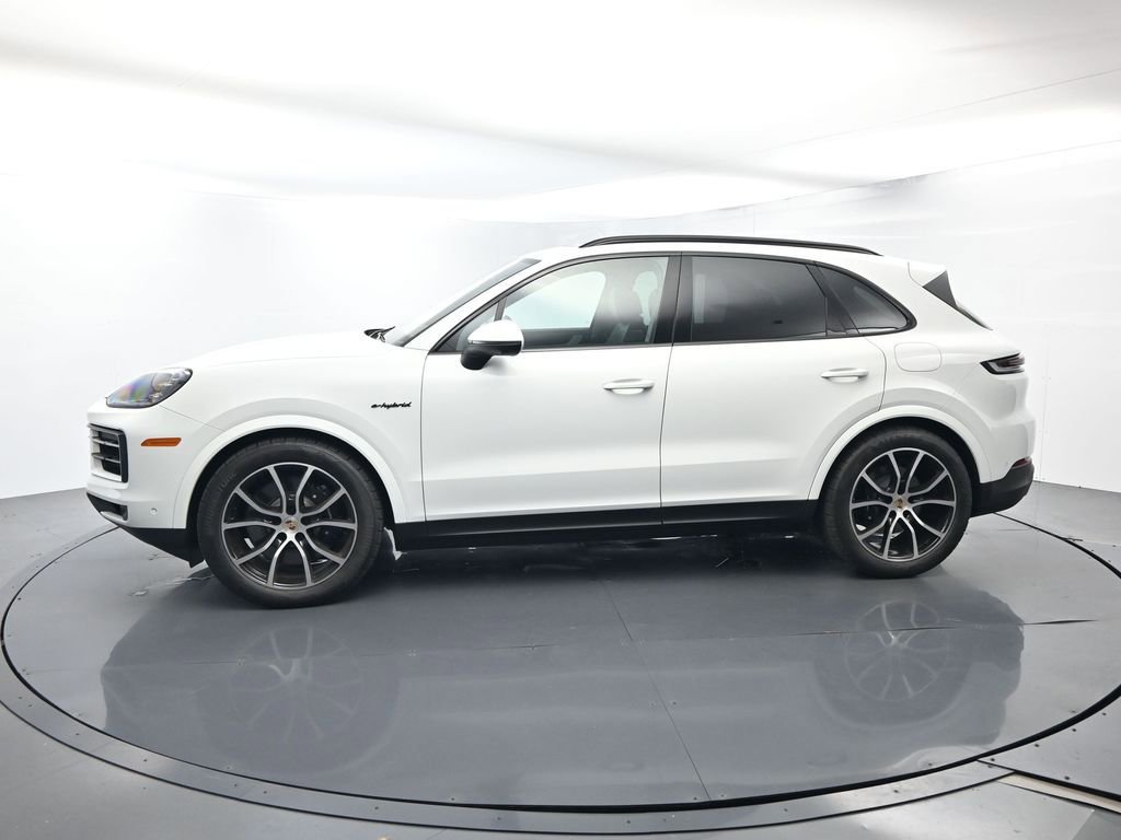 Certified 2025 Porsche Cayenne E-Hybrid AWD/4WD image 2