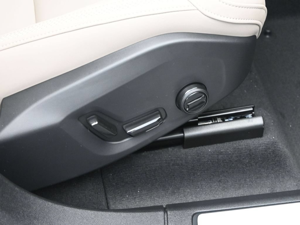 New 2026 Volvo XC60 B5 Plus w/ Protection Package Premier AWD/4WD image 37
