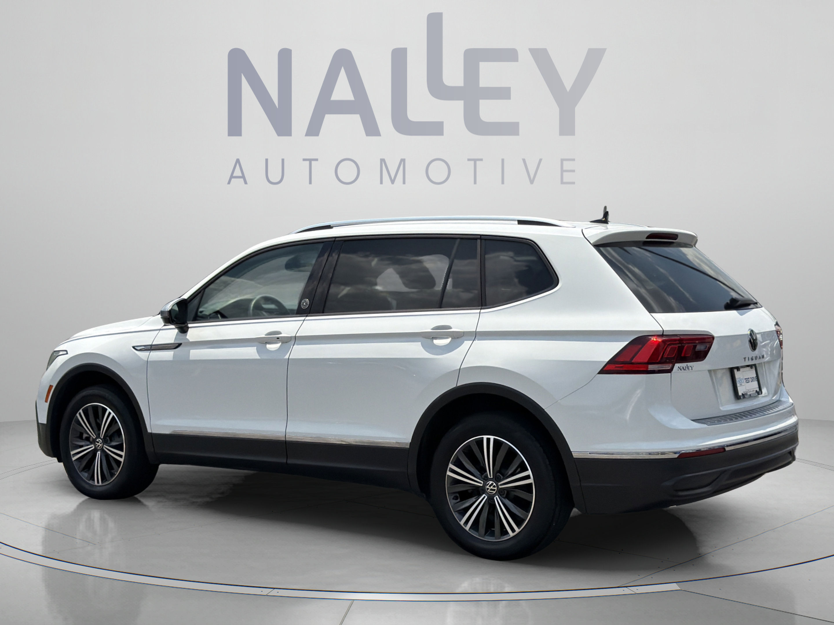 Used 2024 Volkswagen Tiguan Wolfsburg Edition AWD/4WD image 3