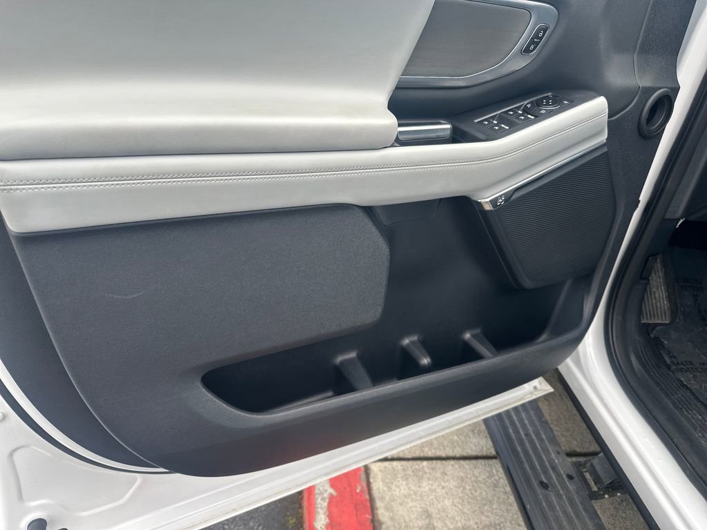 Used 2025 Ford Expedition Platinum image 10