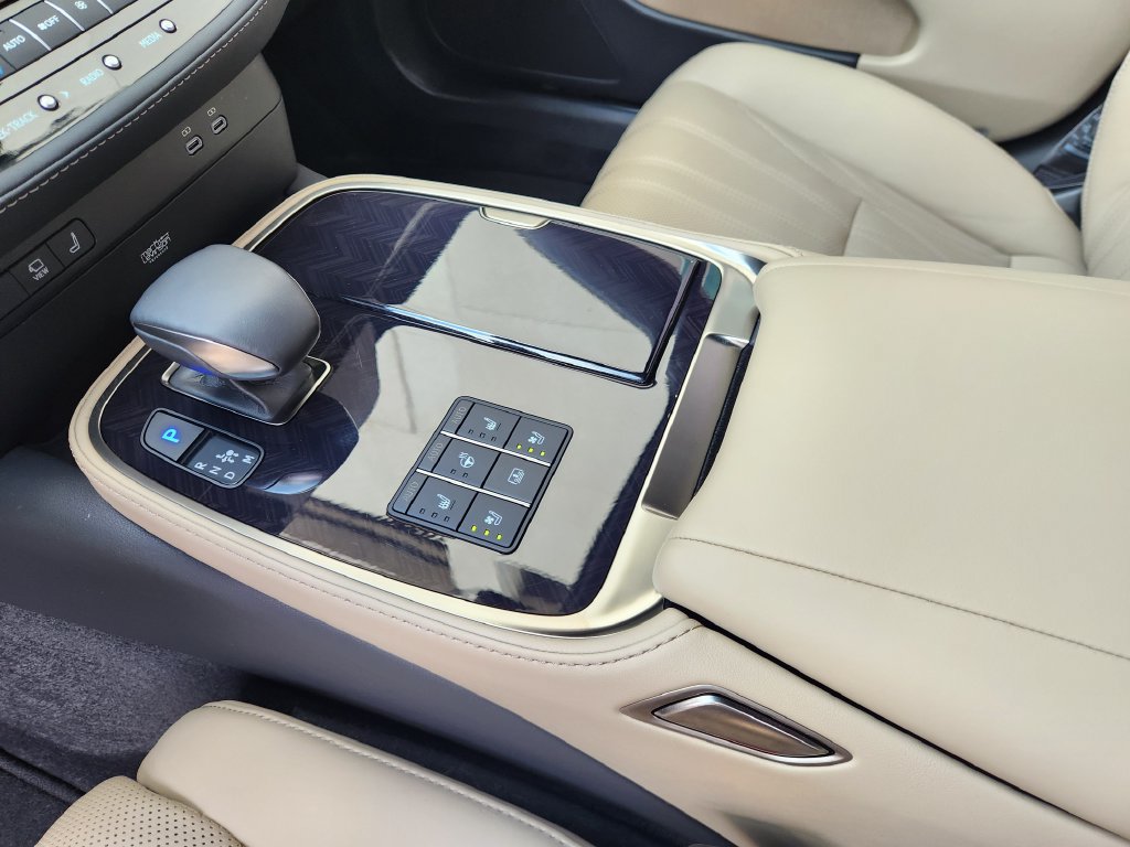 Used 2024 Lexus LS 500 w/ Interior Upgrade Package RWD image 19