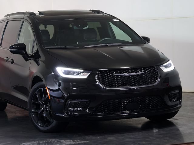 Used 2025 Chrysler Pacifica Limited FWD image 6