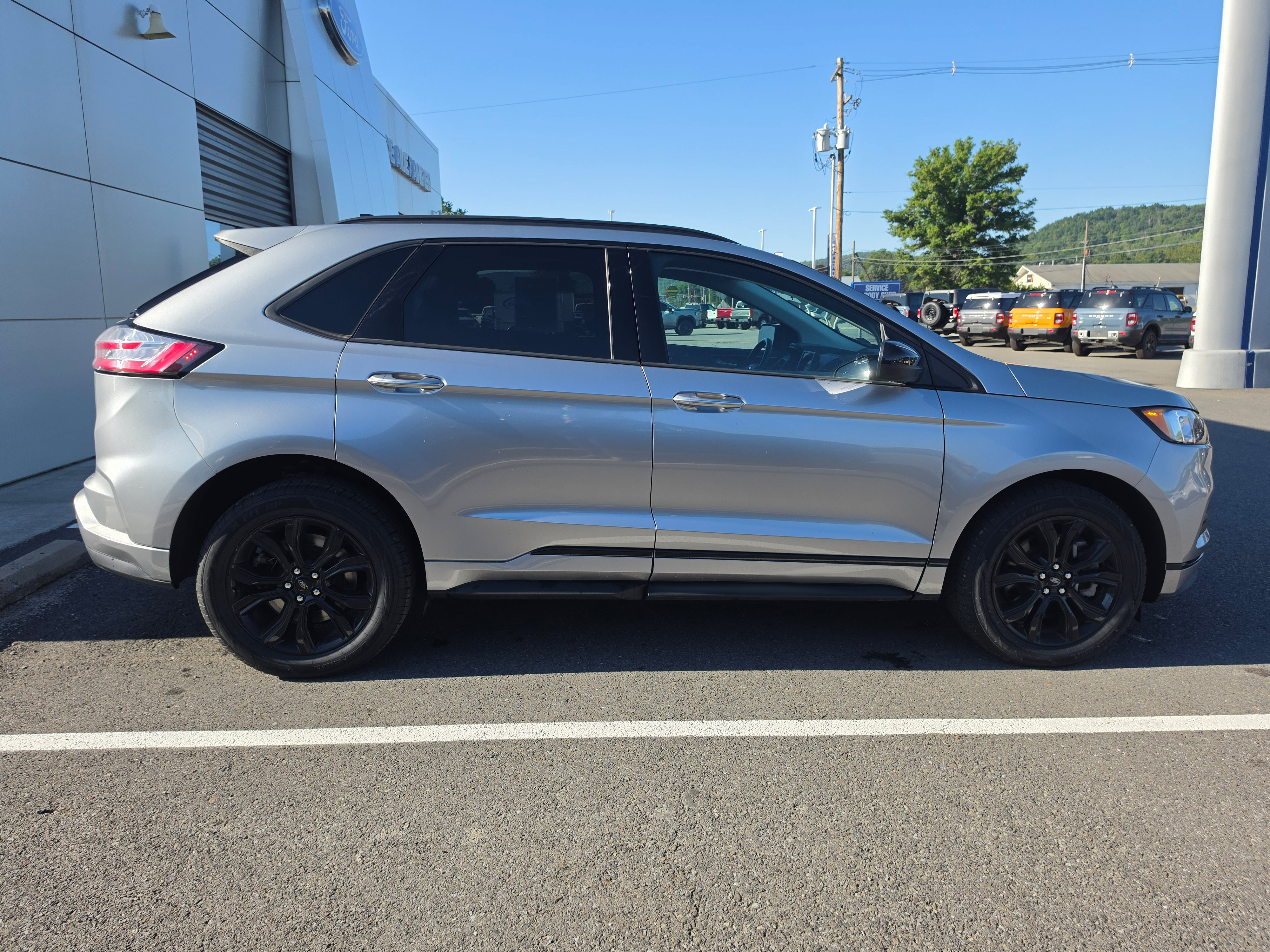 Used 2024 Ford Edge SE w/ Black Appearance Package AWD/4WD image 2