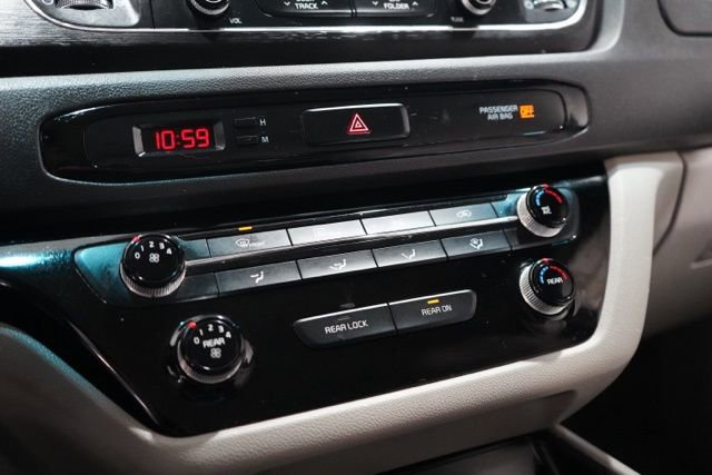 Used 2017 Kia Sedona LX image 28