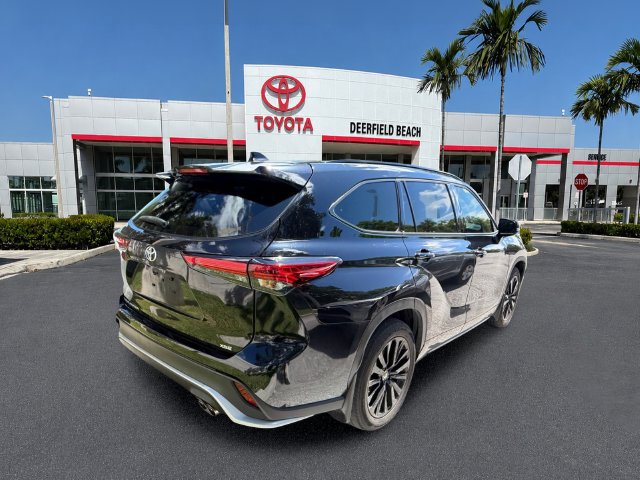 Used 2023 Toyota Highlander XSE FWD image 11