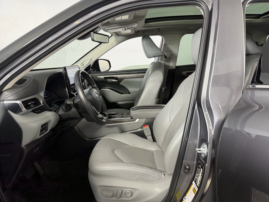Used 2024 Toyota Highlander Platinum image 19