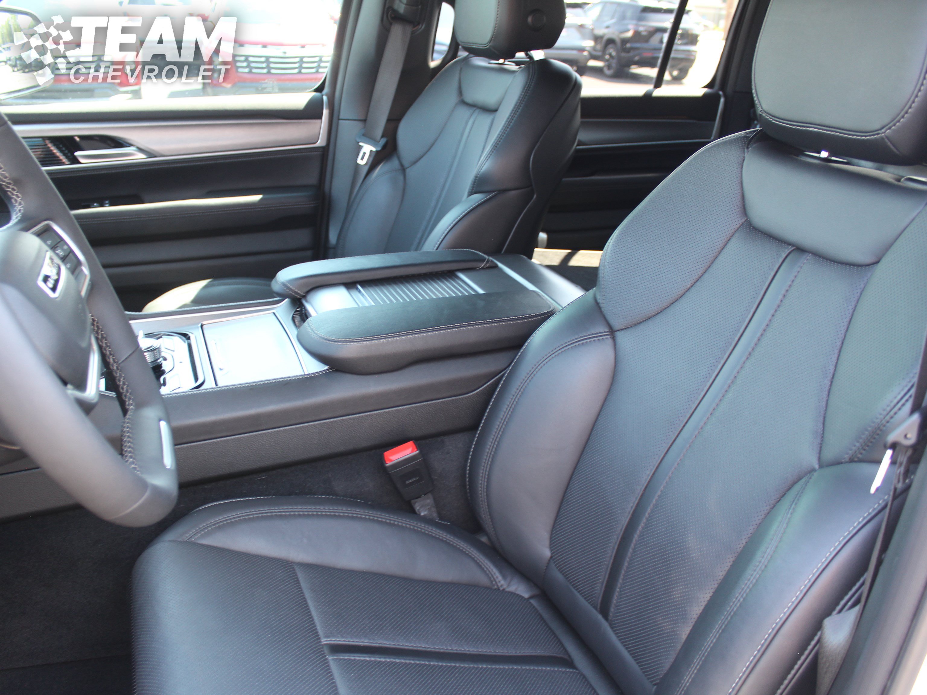 Used 2025 Jeep Wagoneer Series II AWD/4WD image 11