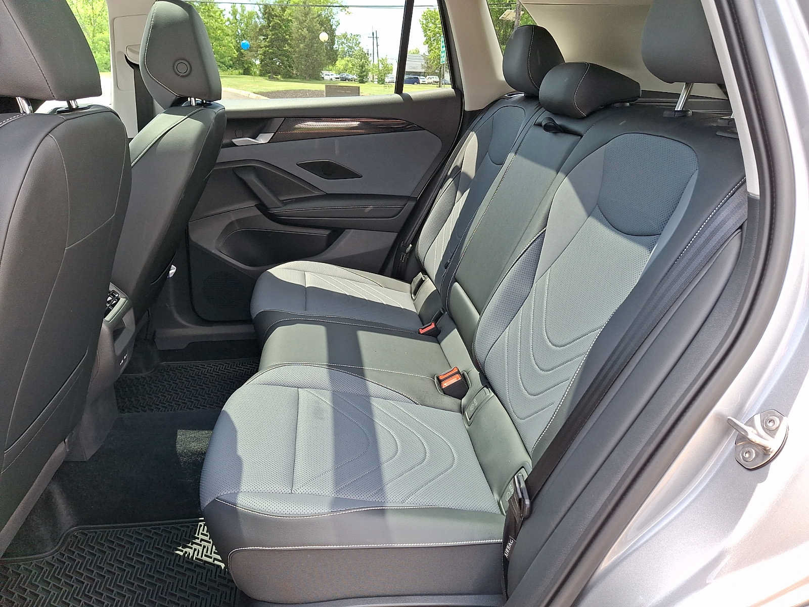 Used 2025 Volkswagen Tiguan SE w/ Panoramic Sunroof Package AWD/4WD image 8