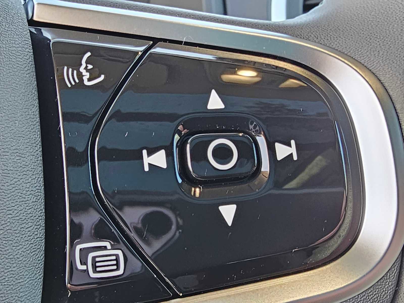 Used 2025 Volvo XC90 B6 Core w/ Protection Package Premier image 38