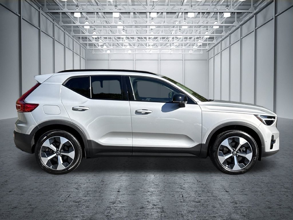 Used 2025 Volvo XC40 B5 Plus AWD/4WD image 10