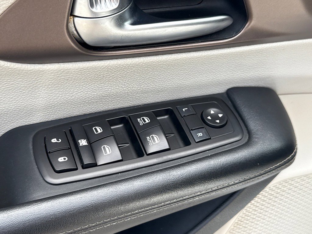 Used 2020 Chrysler Voyager Lxi image 11
