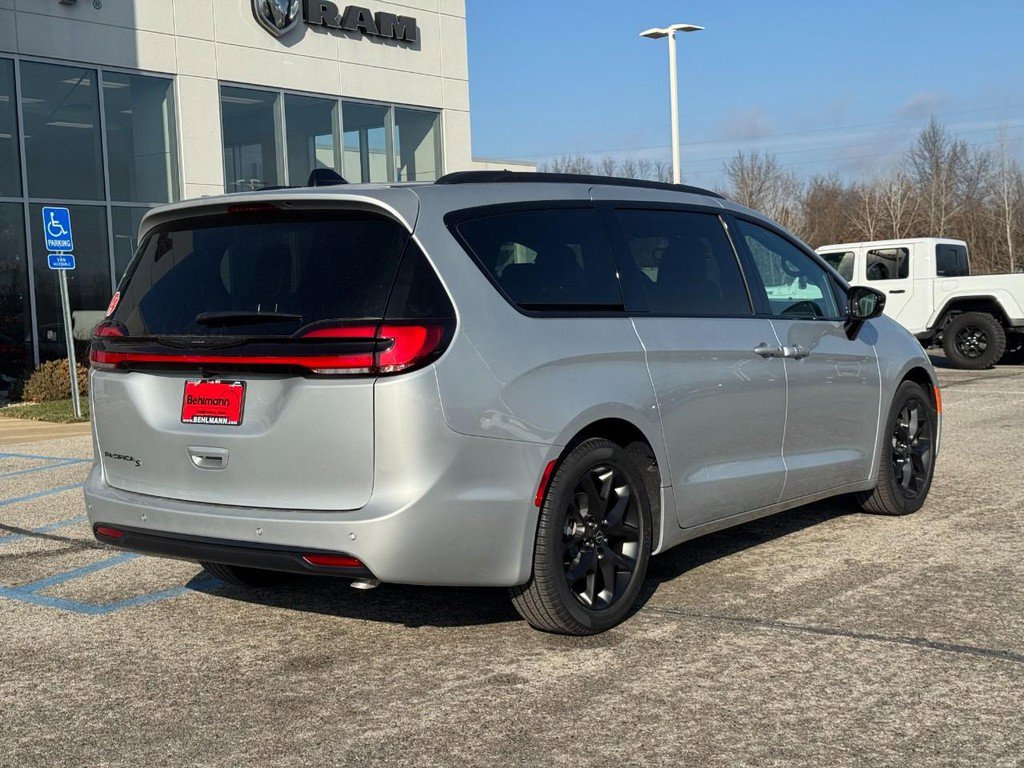New 2026 Chrysler Pacifica Select image 4