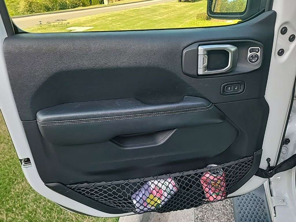 Used 2018 Jeep Wrangler Unlimited Sahara AWD/4WD image 26