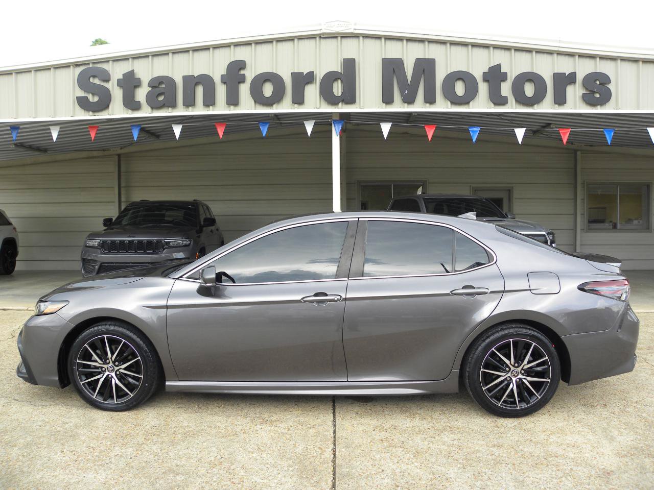 Used 2023 Toyota Camry SE AWD/4WD image 3