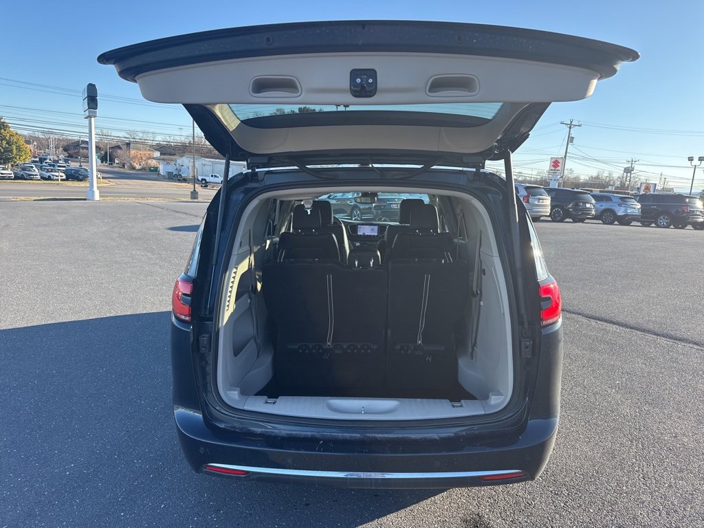 Used 2024 Chrysler Pacifica Touring-L image 16