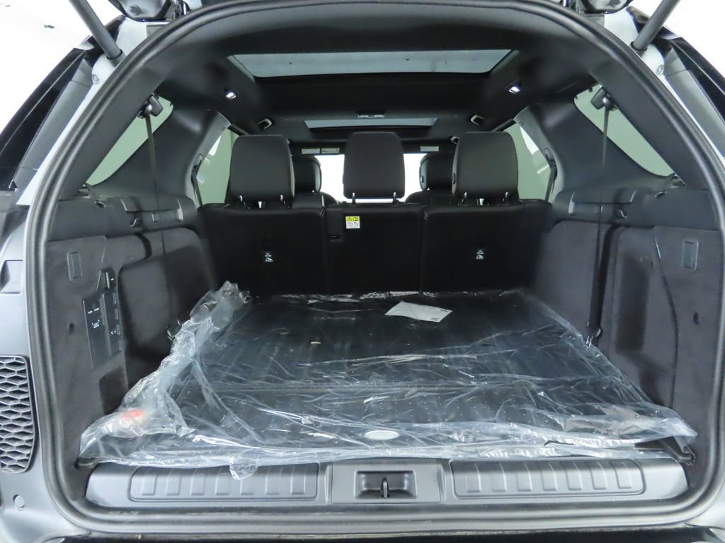 Used 2024 Land Rover Discovery Dynamic SE image 28