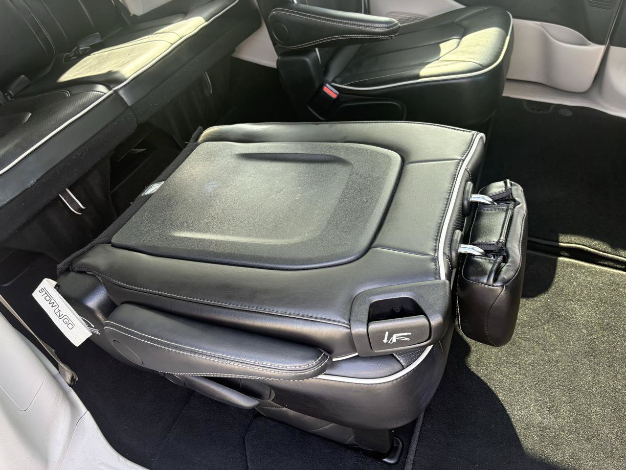 Used 2024 Chrysler Pacifica Limited FWD image 52