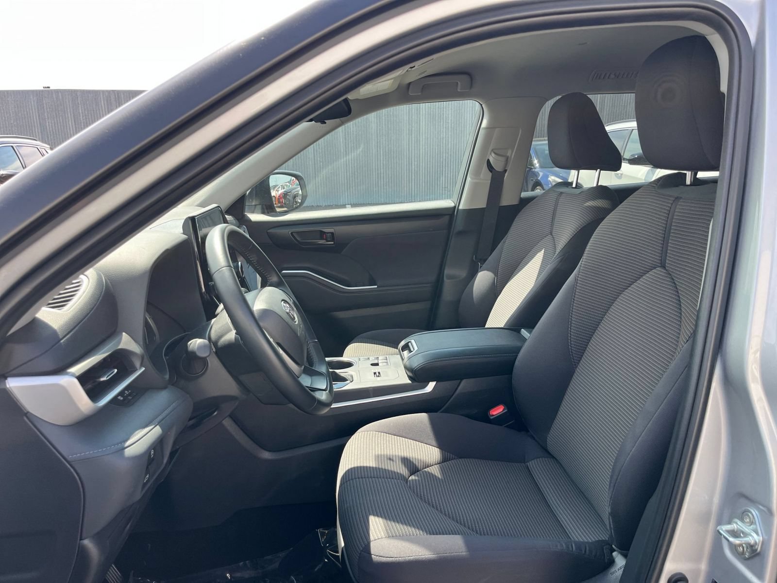 Used 2025 Toyota Highlander LE FWD image 38