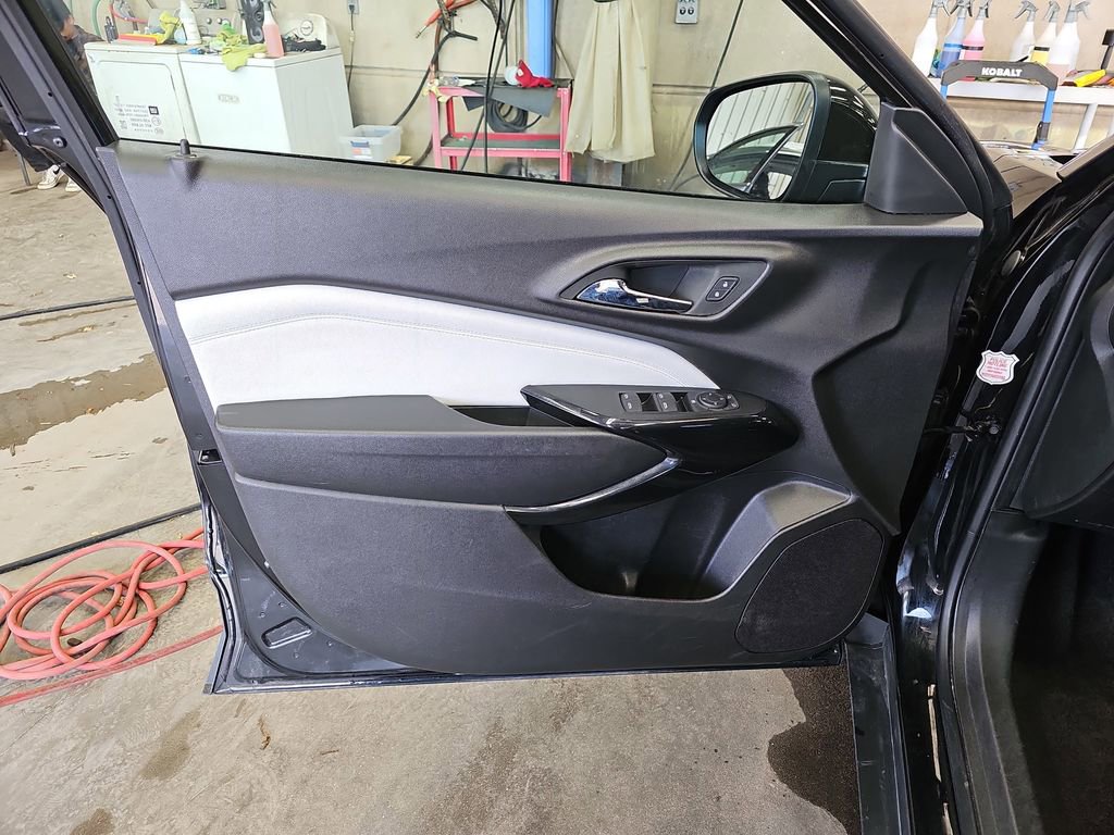 Used 2025 Chevrolet Trax LT w/ LT Convenience Package FWD image 25