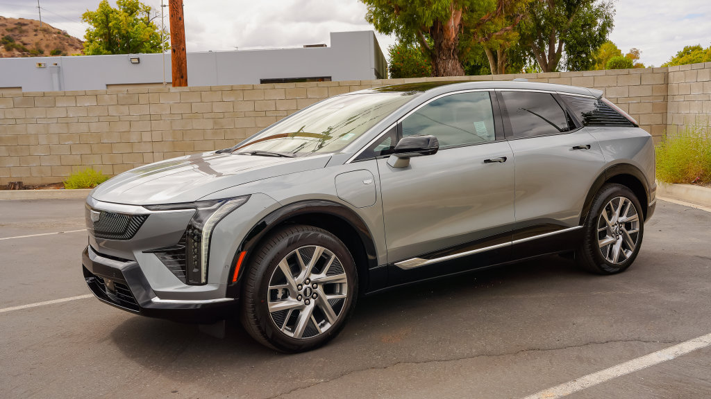 New 2027 Cadillac Optiq Luxury w/ LPO, Floor Liner Package AWD/4WD image 3