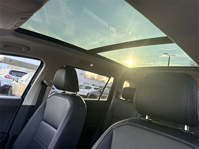 Used 2021 Volkswagen Tiguan SE w/ Panoramic Sunroof Package image 19