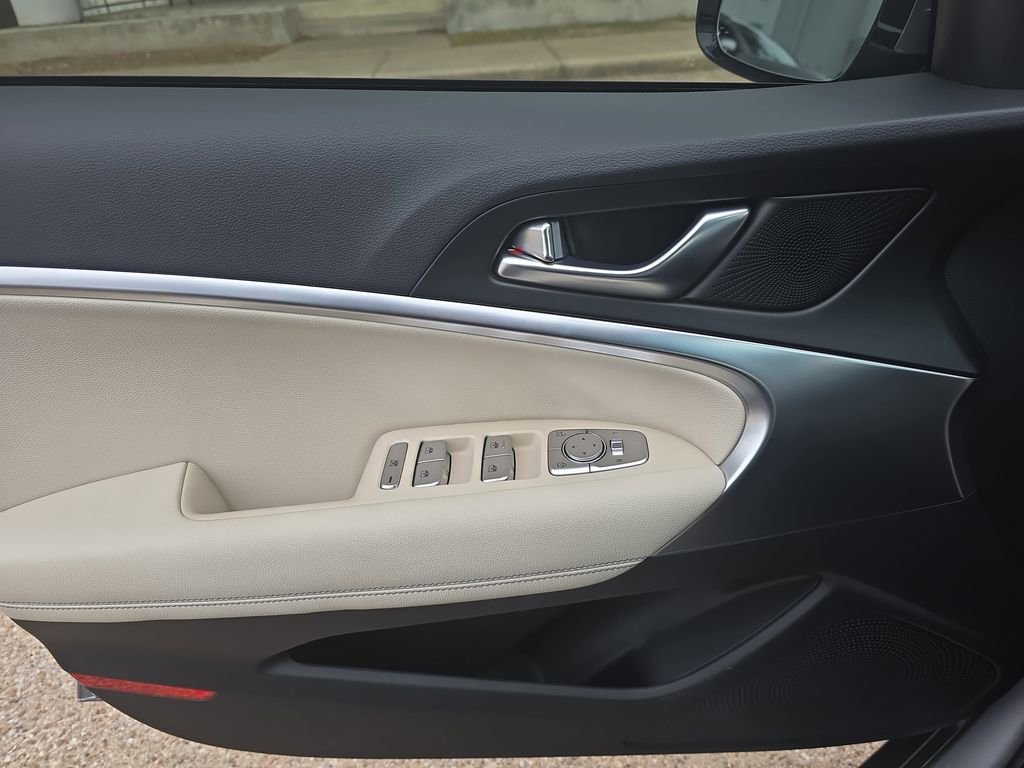 Used 2026 Genesis G70 2.5T image 25