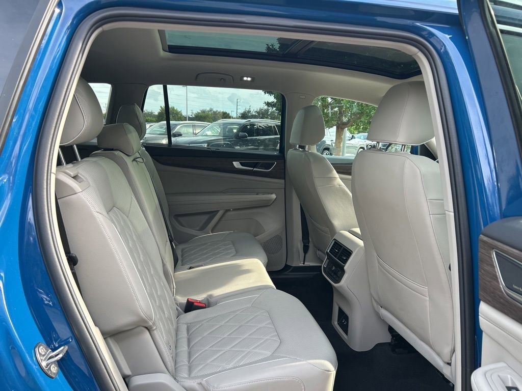 Certified 2025 Volkswagen Atlas SEL Premium R-Line image 48