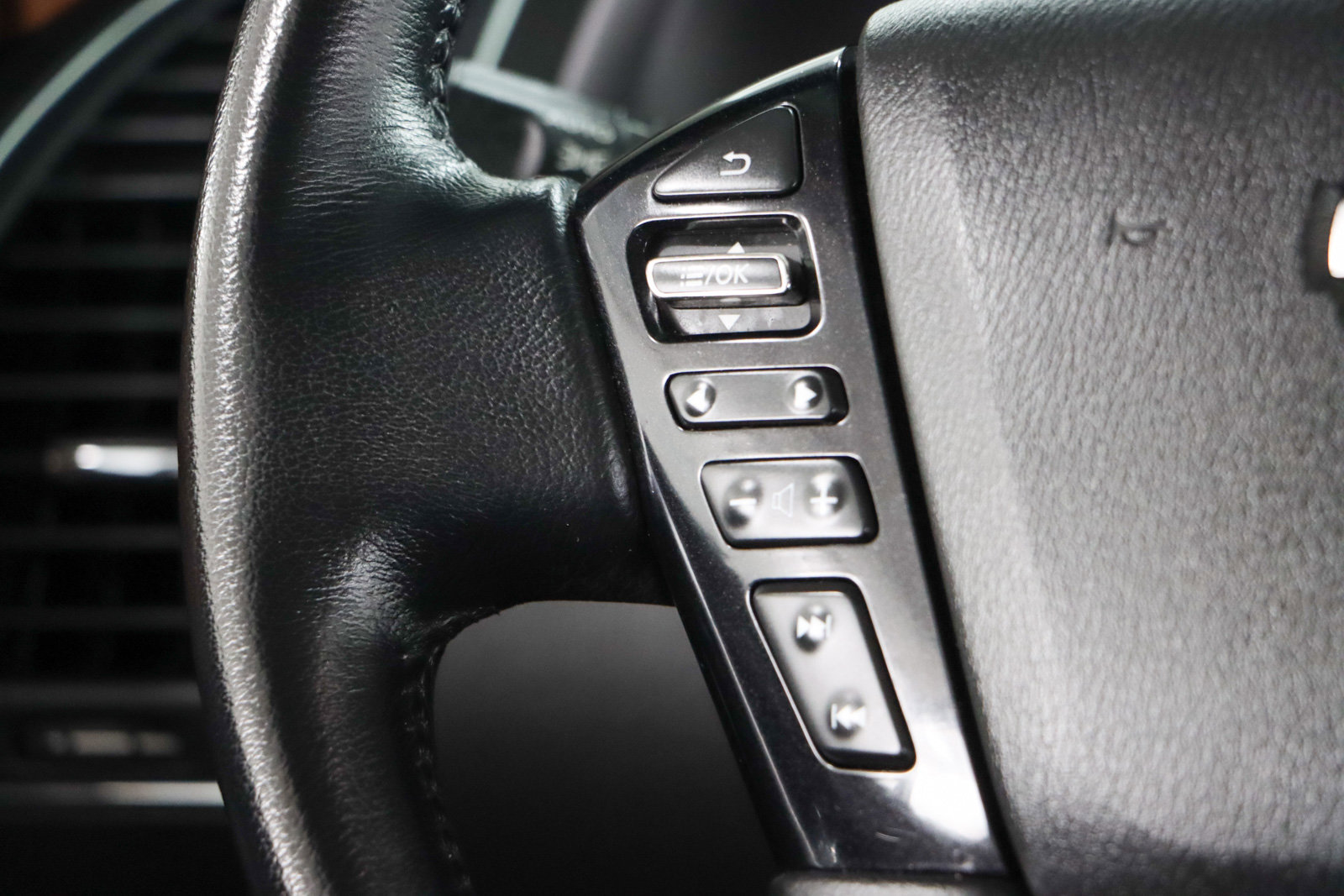 Used 2024 Nissan Armada SL w/ Captain's Chairs Package image 14