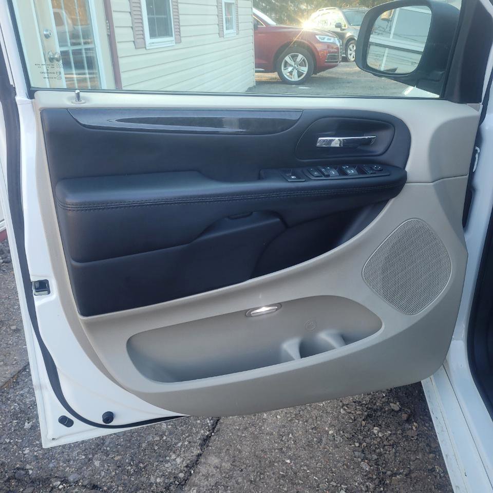 Used 2018 Dodge Grand Caravan SE w/ UConnect Hands-Free Group image 10