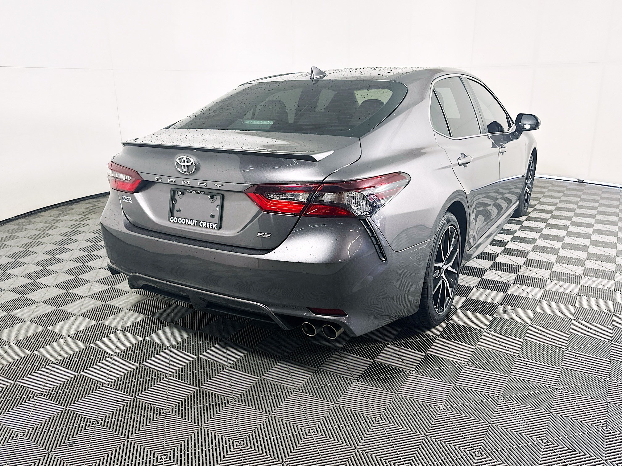 Used 2022 Toyota Camry SE w/ Convenience Package FWD image 3